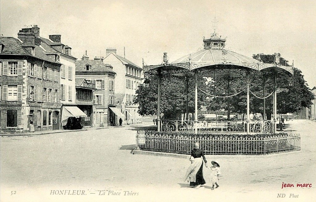 Honfleur - La Place Thiers (NDphot52).jpg