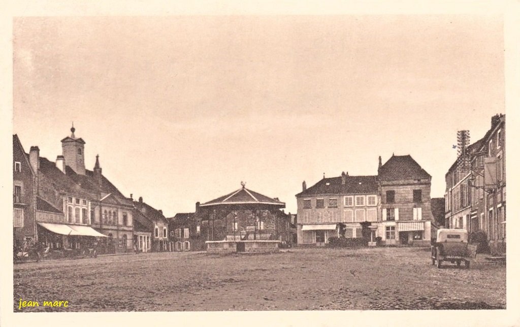 Fayl-Billot - Le Pays de la Vannerie - Place de l'Hôtel de Ville.jpg