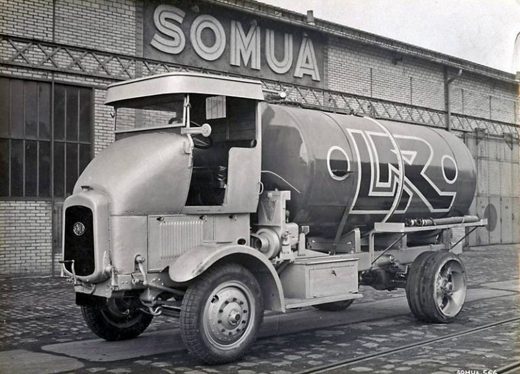 Somua-RZC-moteur-sous-le-siège.jpg