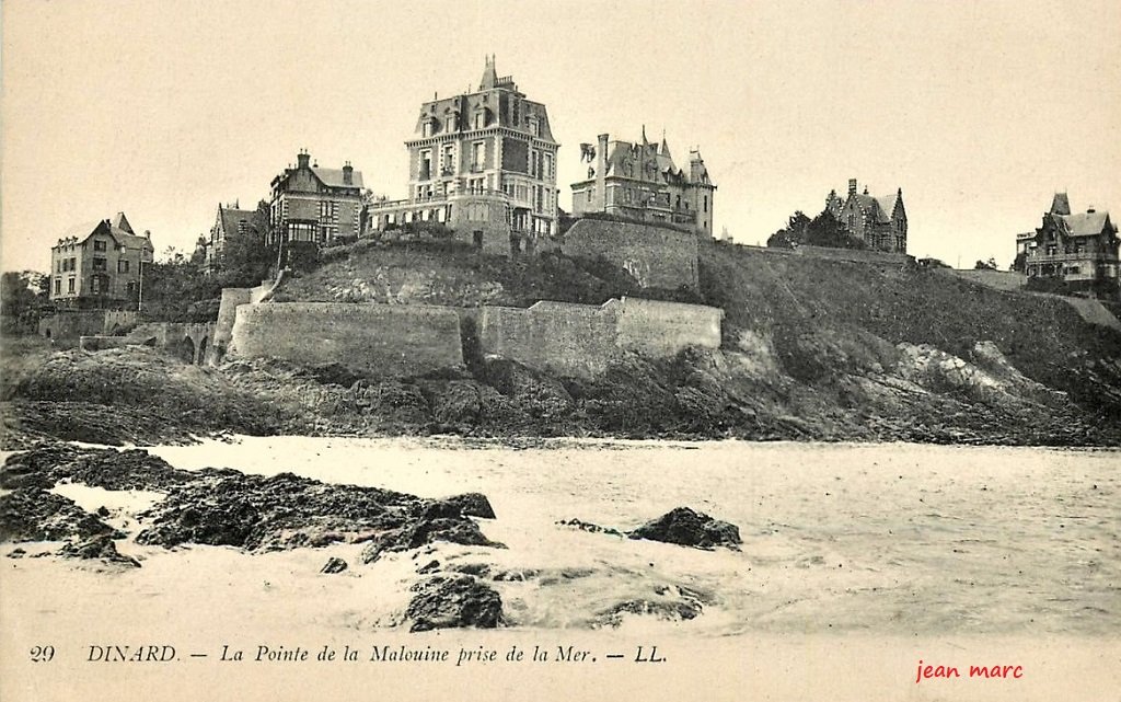 Dinard - La Pointe de la Malouine prise de la Mer (villa Port-Salut à droite).jpg