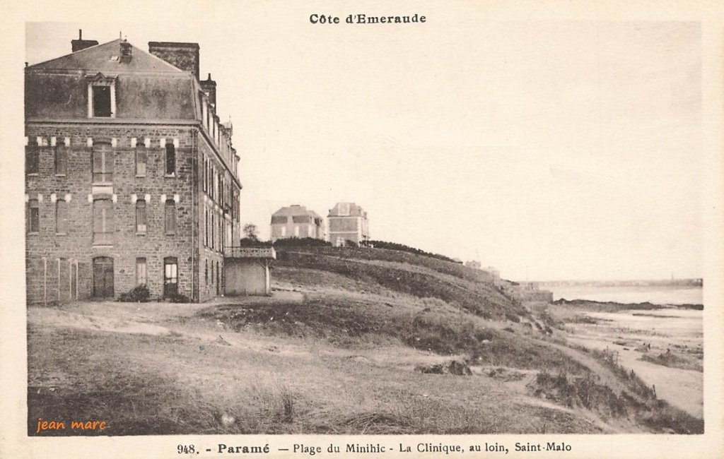 Paramé - La Plage du Minihic - La Clinique, au loin Saint-Malo.jpg