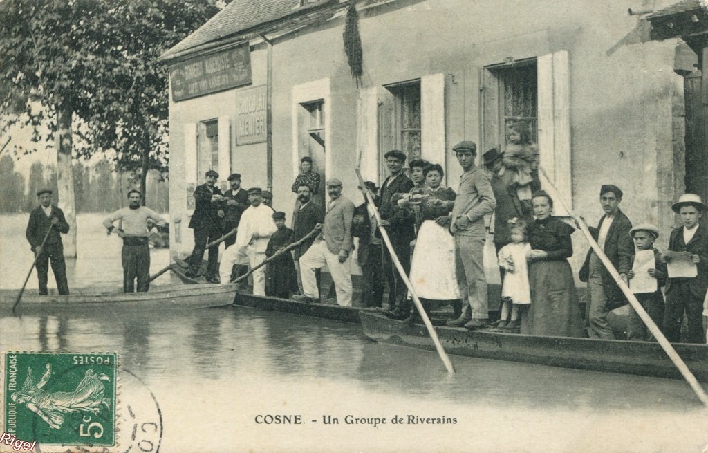 58-Cosne - Un Groupe de Riverains - Place de la Pêcherie - Crue de la Loire de 1907.jpg