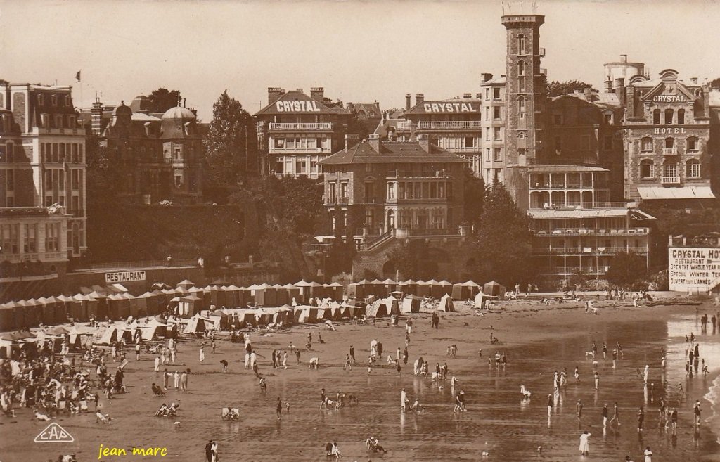 Dinard - La Plage devant l'Hôtel Crystal.jpg