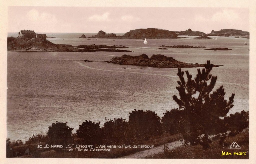 Dinard-St-Enogat - Vue vers le Fort de Harbour et l'île de Cézembre.jpg