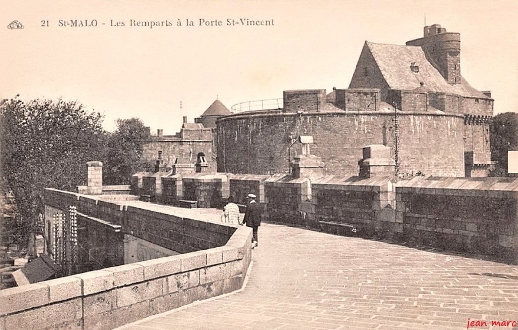 Saint-Malo - Les Remparts à la Porte Saint-Vincent.jpg