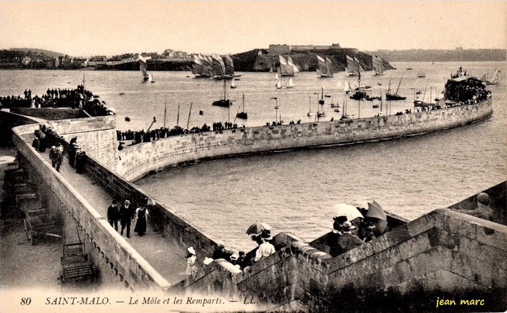 Saint-Malo - Le Môle et les Remparts.jpg