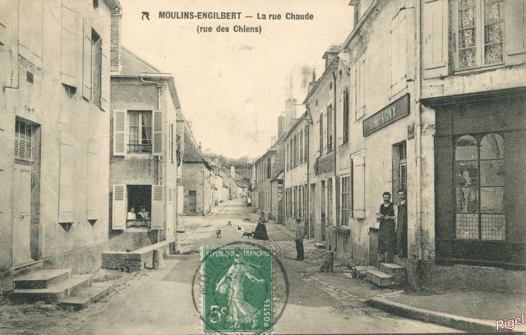 58-Moulins-Engilbert - La Rue Chaude (Rue des Chiens).jpg