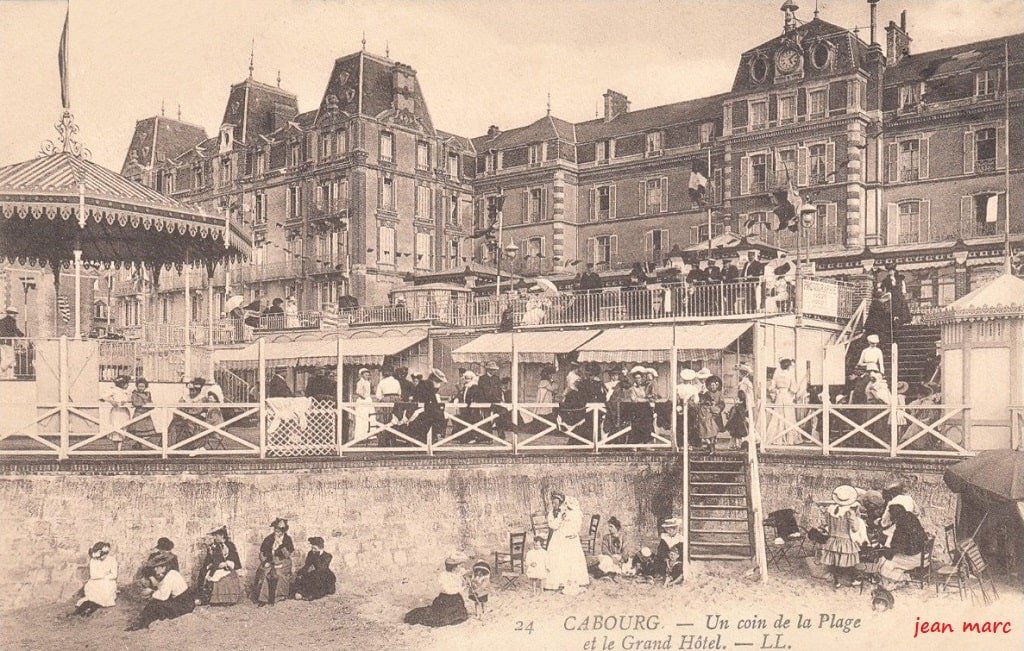 Cabourg - Un Coin de la Plage et le Grand Hôtel.jpg