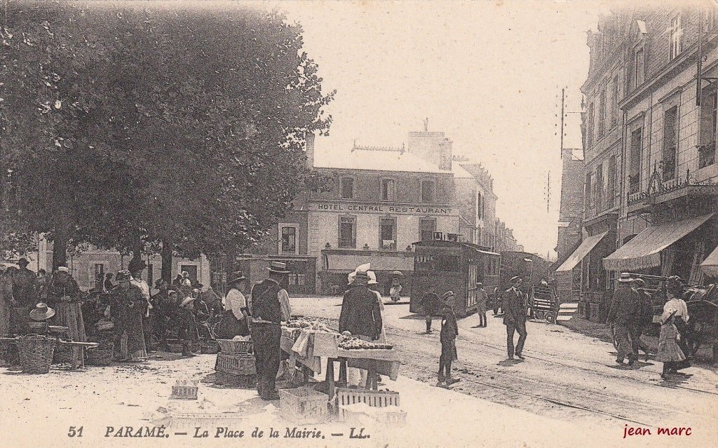 Paramé - La Place de la Mairie.jpg