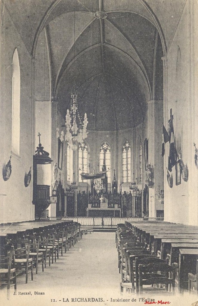 La Richardais - Intérieur de l'église.jpg