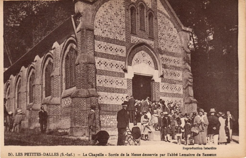 76 - LES PETITES -DALLES - 50 - La Chapelle-Sortie de la Messe desservie par l'abbé Lemaitre de Sassetot - Jaouen, Phot. édit. - Rouen. -  27-08-23.jpg