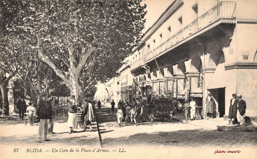 Blida - Un Coin de la Place d'Armes.jpg