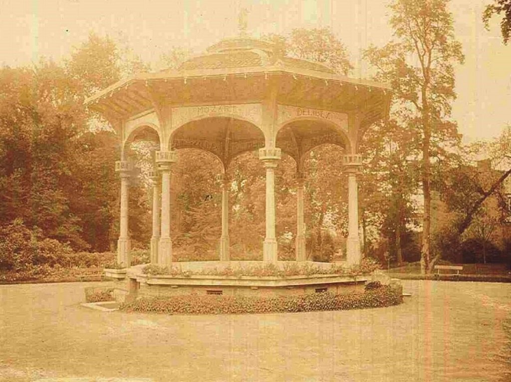 0 Dinard Kiosque à musique du parc des Tourelles (cliché archives municipale Dinard).jpg