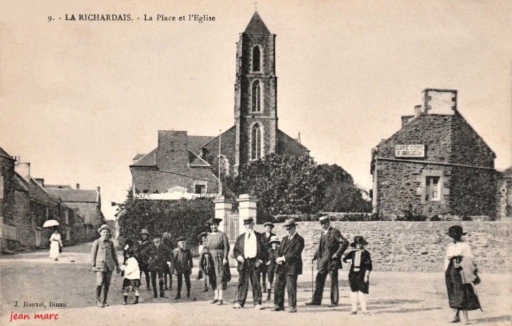 La Richardais - La Place et l'Eglise (Café de la Poste F. Bregeon).jpg