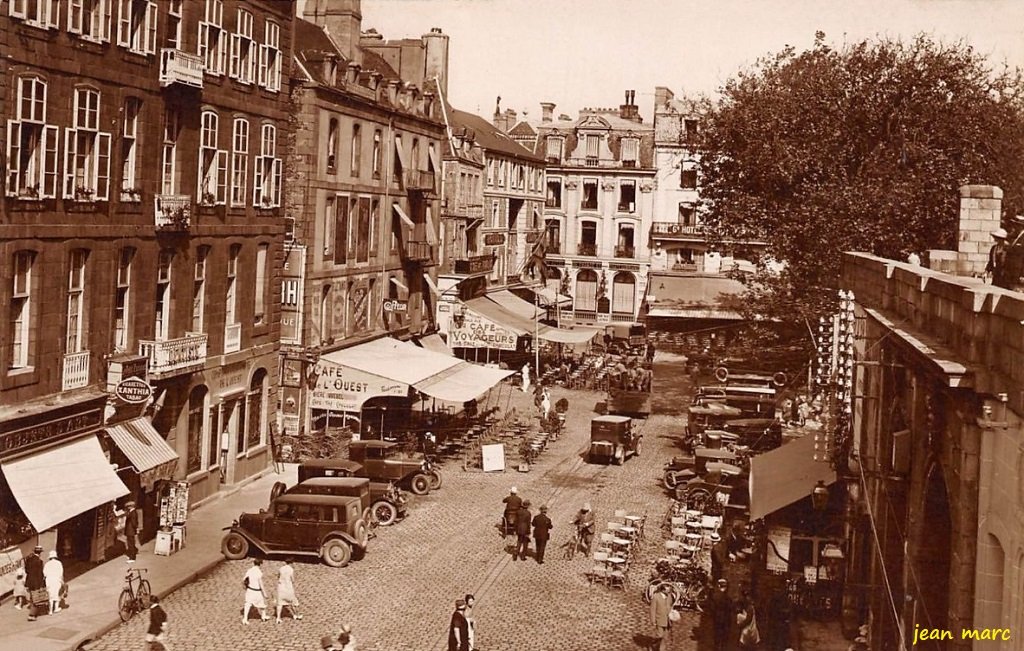 Saint-Malo - Place Chateaubriand (24 CAP).jpg