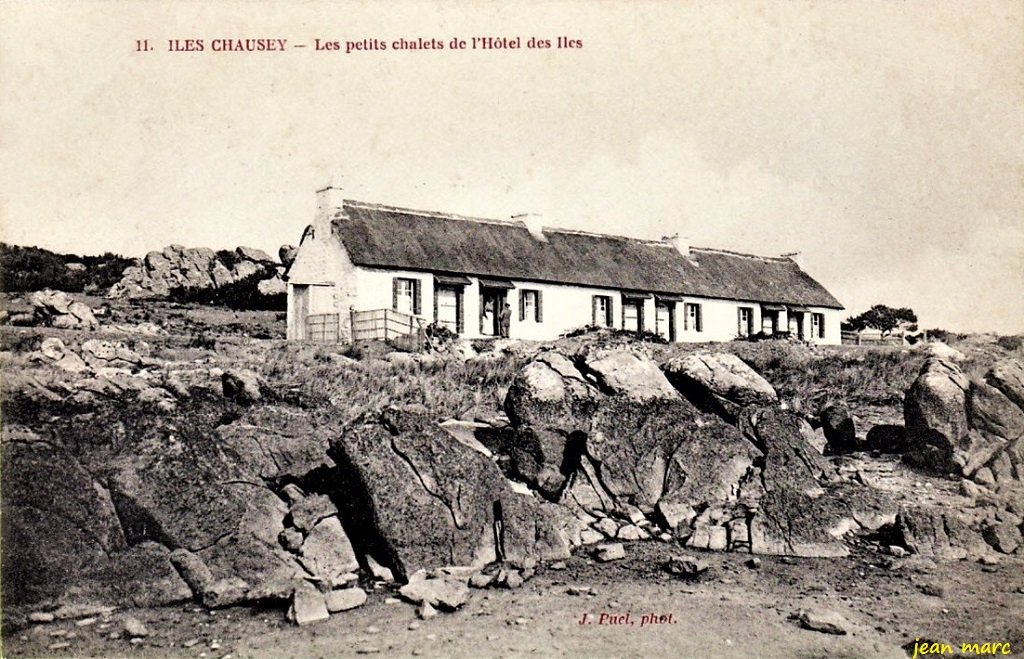 Iles Chausey - Les petits chalets de l'Hôtel des iles.jpg