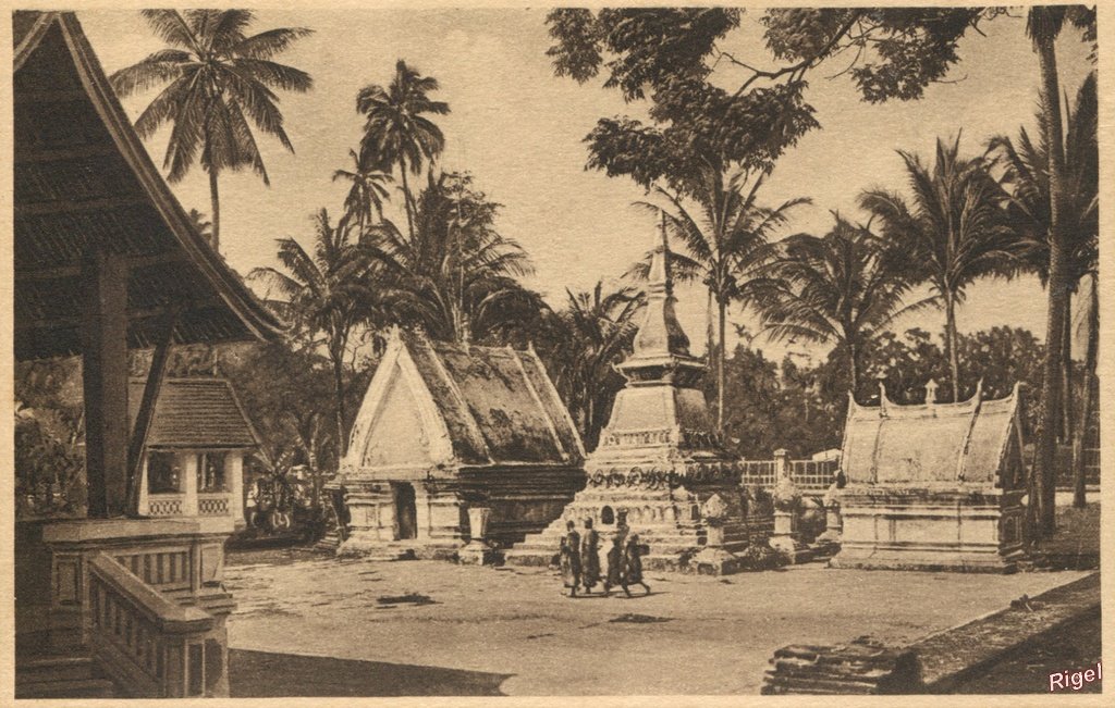 99-Laos - Luang-Prabang - Cour de Vat Maï.jpg