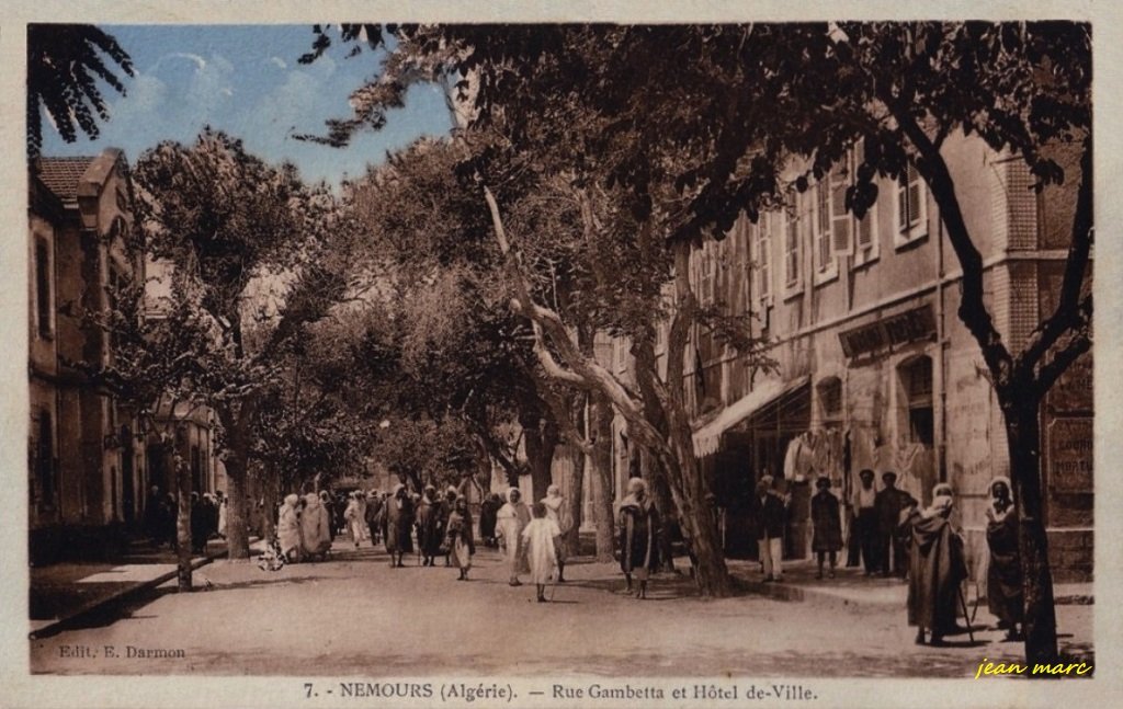 Nemours - Rue Gambetta et Hôtel de Ville.jpg