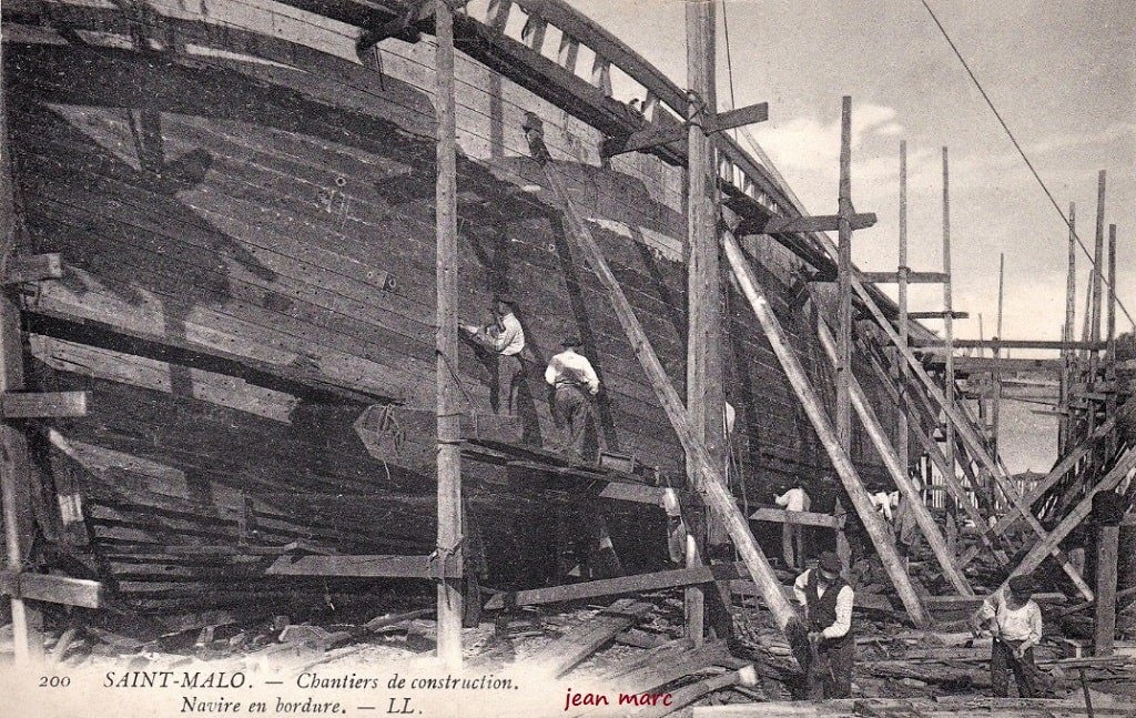 Saint-Malo - Chantiers de construction - Navire en bordure.jpg