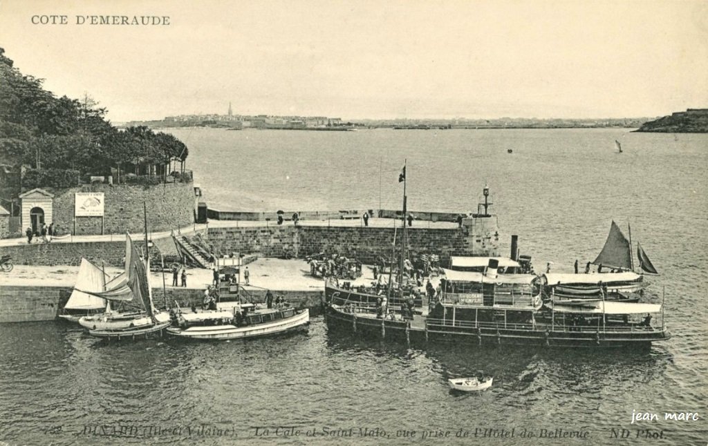 Dinard - La Cale et Saint-Malo, vue prise de l'Hôtel Bellevue.jpg
