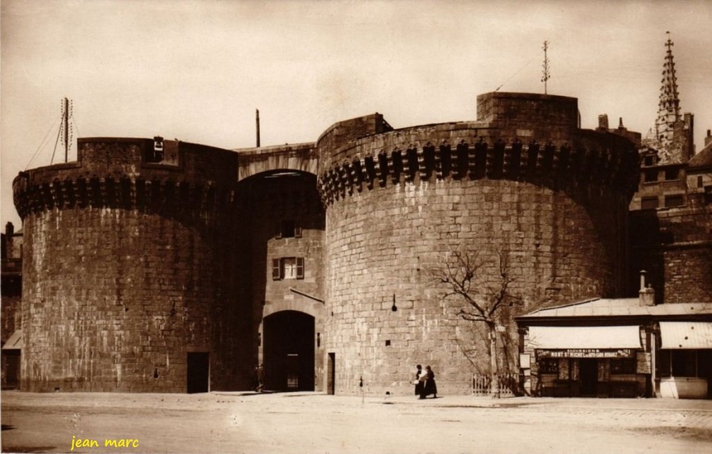 Saint-Malo - La Grande Porte (XVe siècle) (CAP 41).jpg