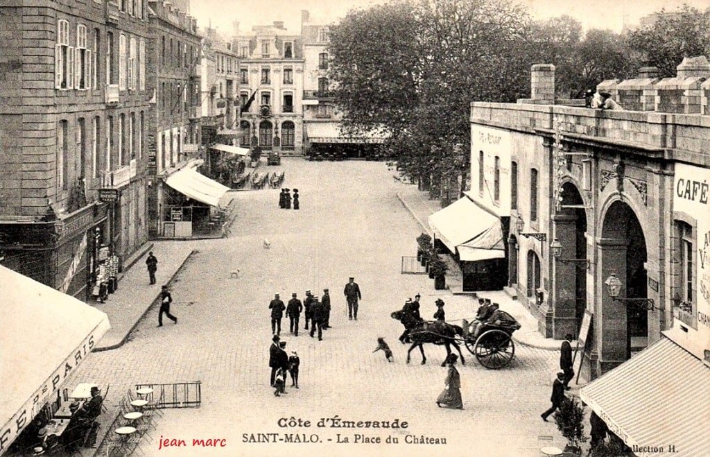 Saint-Malo - Place du Château (place Châteaubriand).jpg