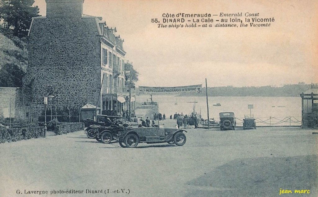 Dinard - La Cale - Au loin, la Vicomté.jpg