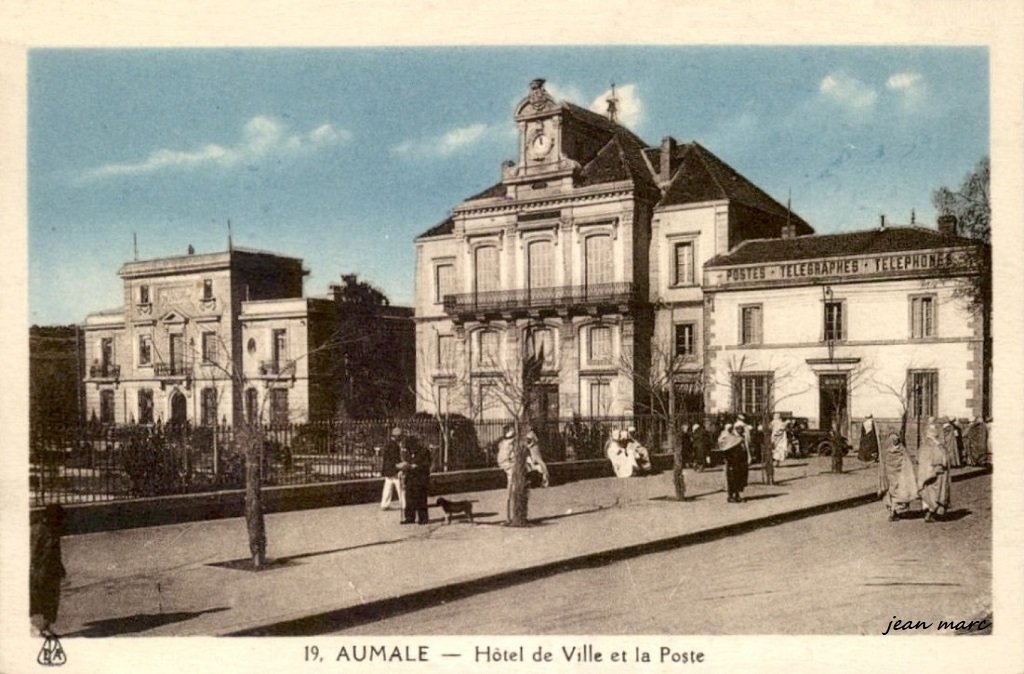 Aumale - Hôtel de Ville et la Poste (EPA Editions Photo-Africaines, Alger).jpg