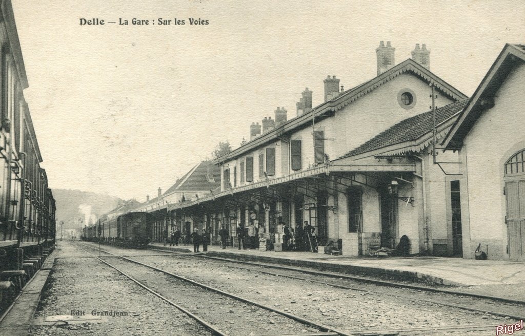 90-Delle - La Gare - Sur les Voies - Edit Grandjean.jpg