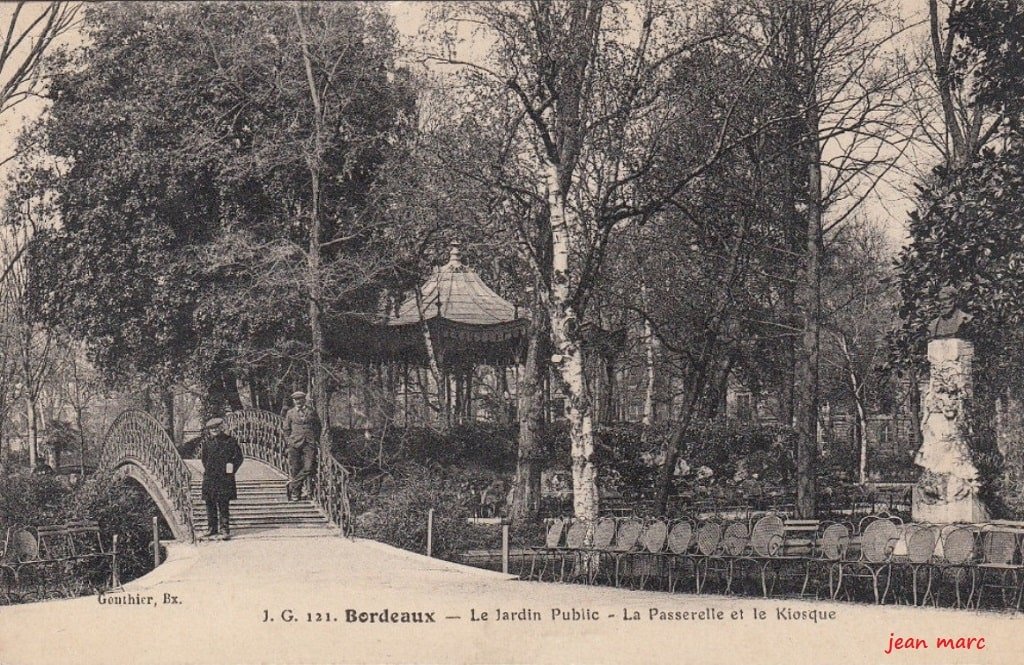 Bordeaux - Le Jardin Public - La Passerelle et le Kiosque.jpg