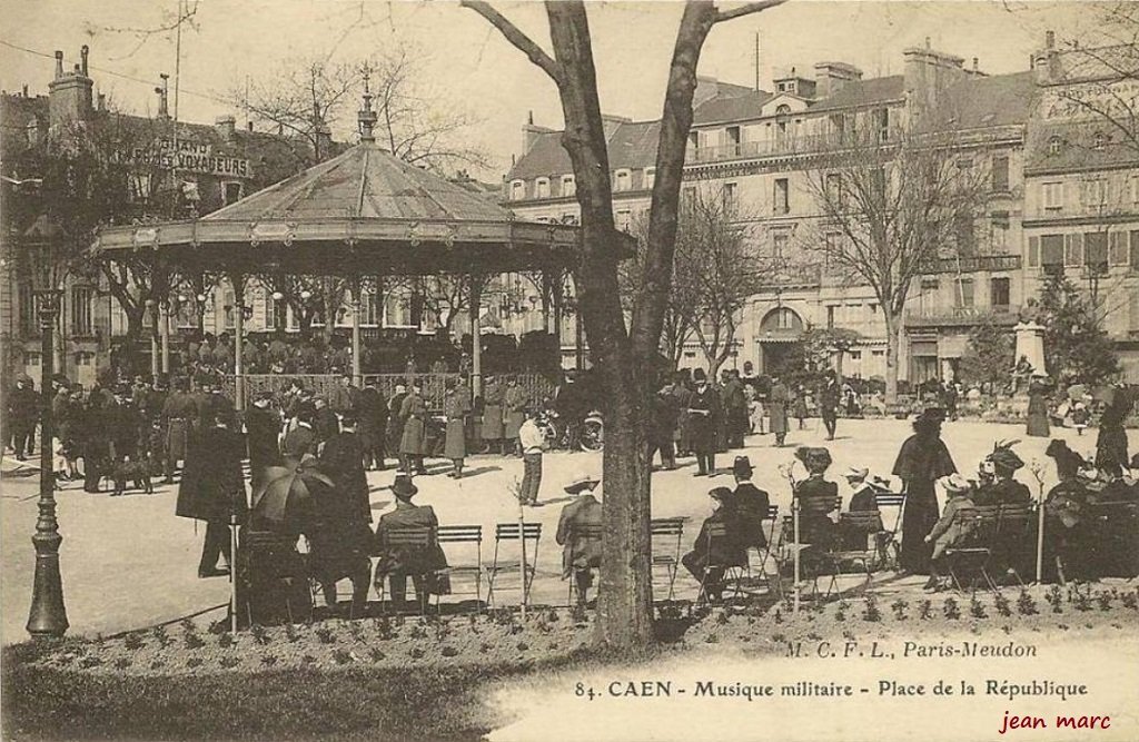 Caen - Musique militaire - Place de la République.jpg