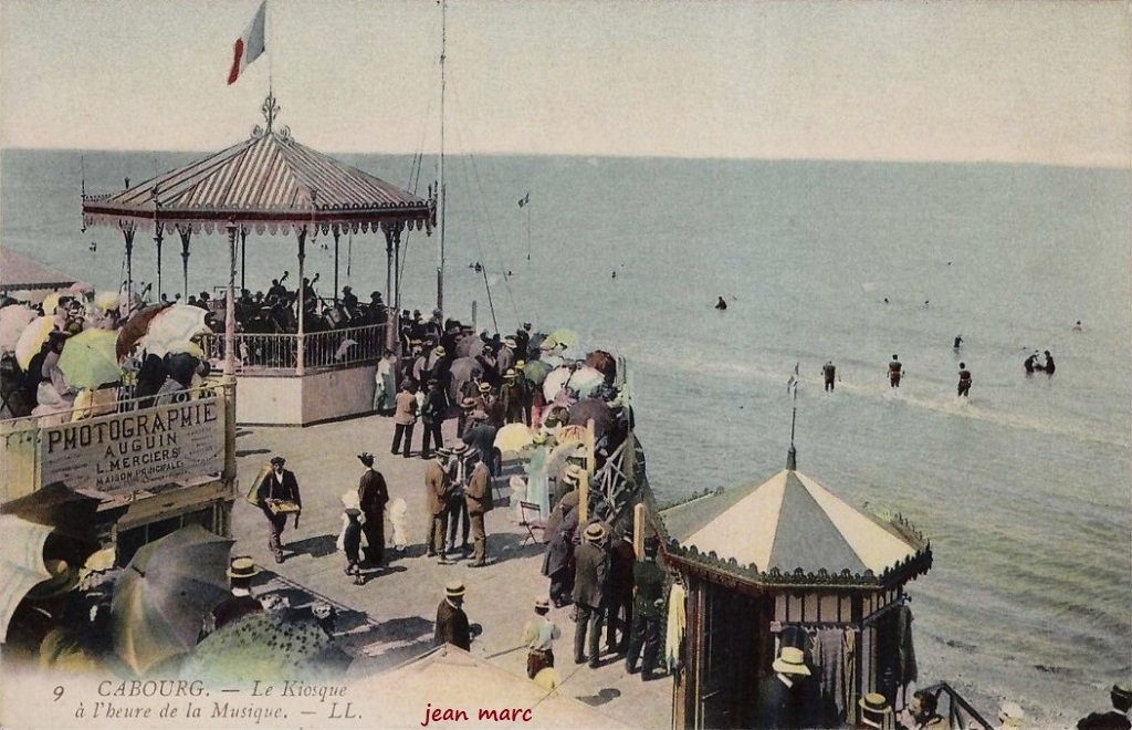 Cabourg - Le Kiosque à l'heure de la musique 2.jpg