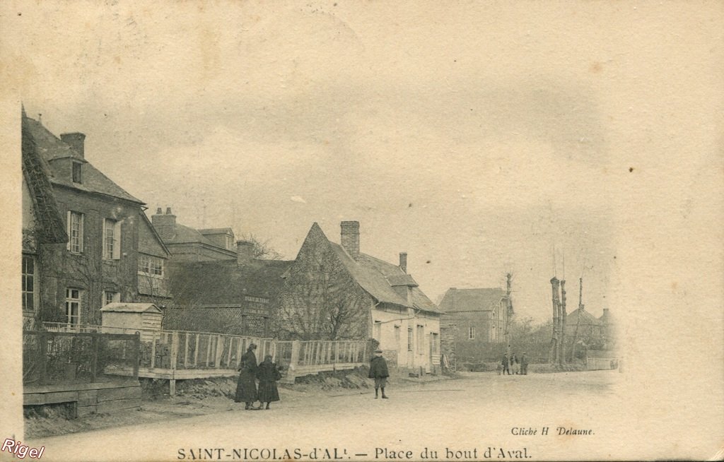 76-Saint-Nicolas d'Al... - Place du Bout d'Aval - Cliché H Delaune.jpg