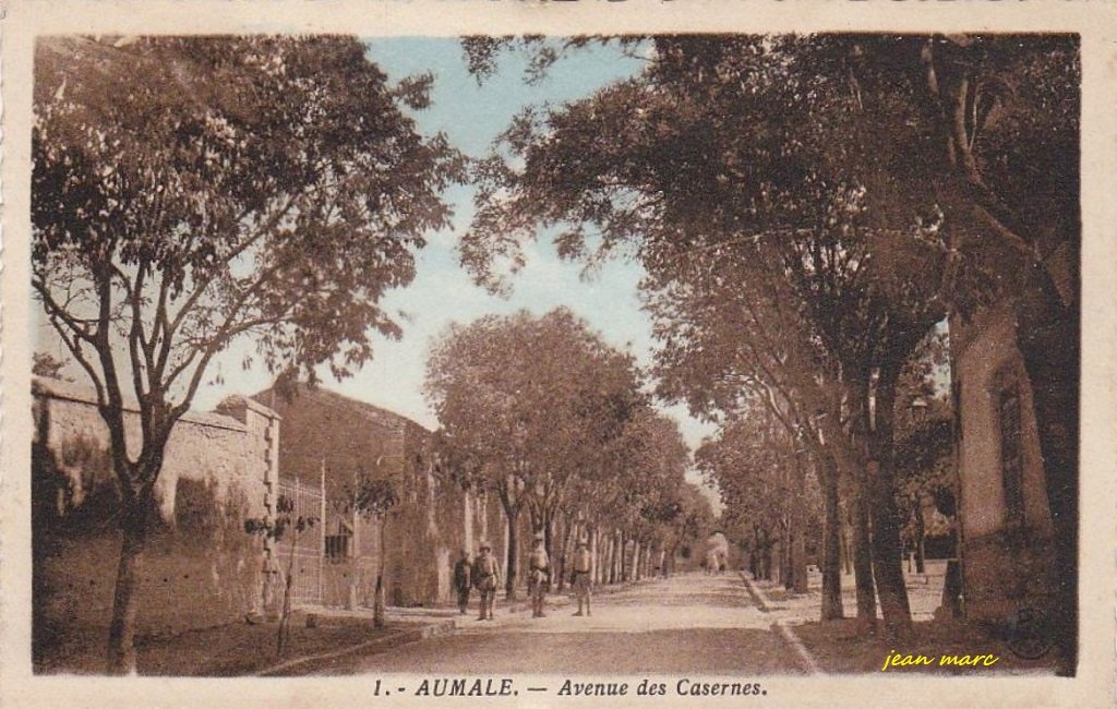 Aumale - Avenue des Casernes (phototypie Etablisst Photo-Albert, Alger).jpg