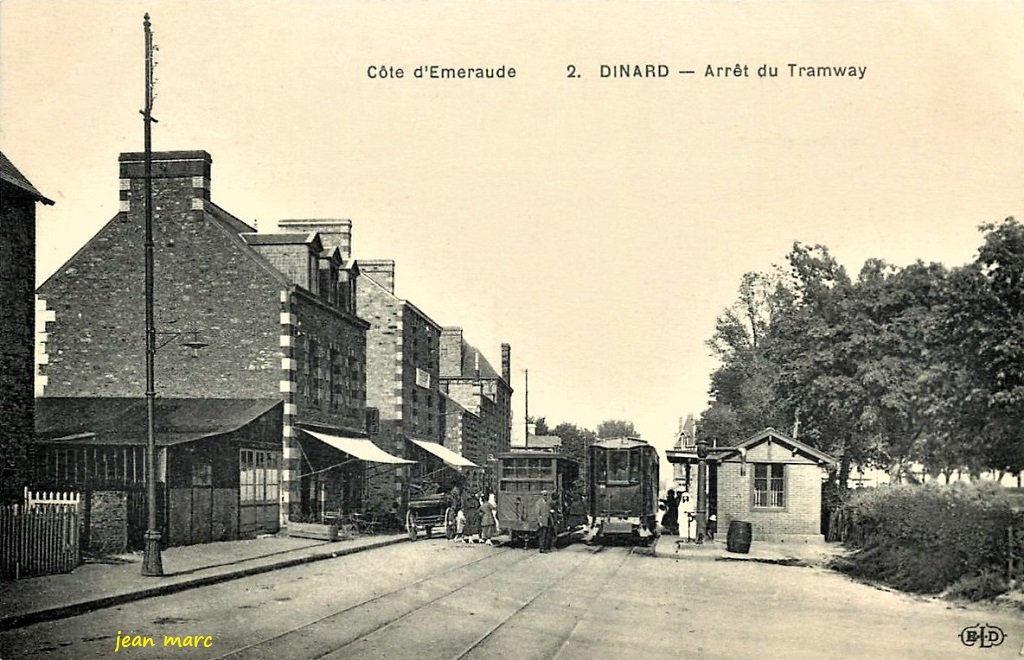 Dinard - Arrêt du Tramway.jpg