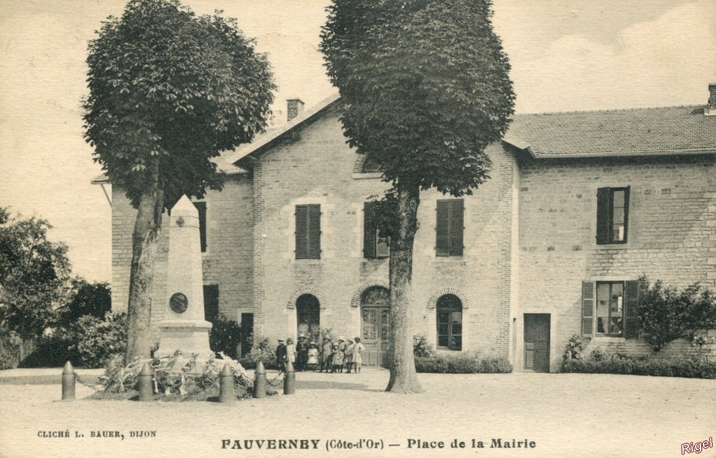 21-Fauverney - Place de la Mairie - Cl Bauer L.jpg