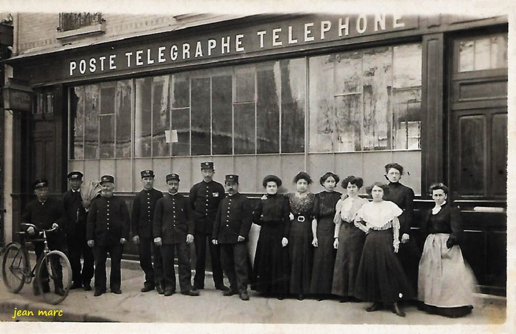 Paris XIXe - Rue des Fêtes n°28 - Bureau de Poste Télégraphe Téléphone.jpg