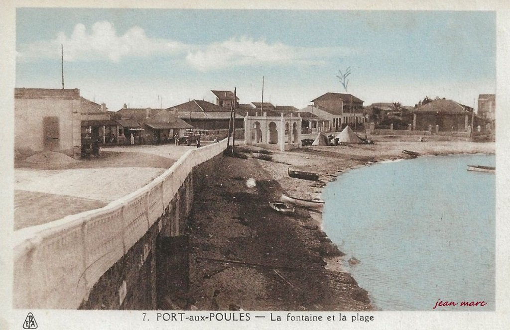 Port-aux-Poules - La Fontaine et la Plage.jpg