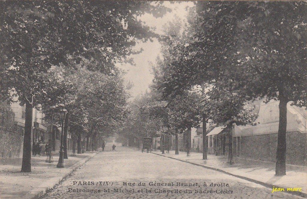 Paris XIXème - Rue du Général Brunet, à droite Patronage Saint-Michel et la Chapelle du Sacré-Coeur (1916).jpg