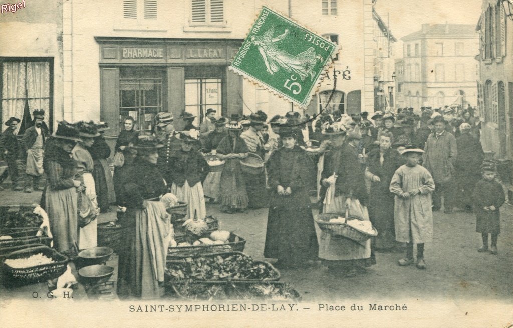 42-St-Symphorien-de-Lay - Place du Marché - OGH.jpg