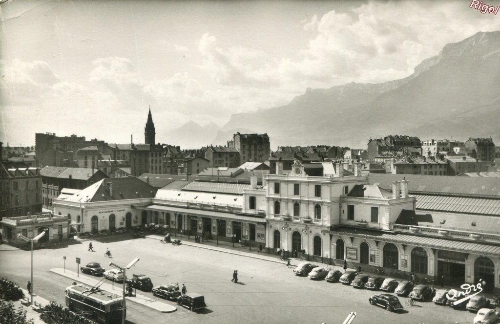 38-Les Belles Alpes Françaises - Grenoble - Place de la Gare - 1071 Edition André.jpg