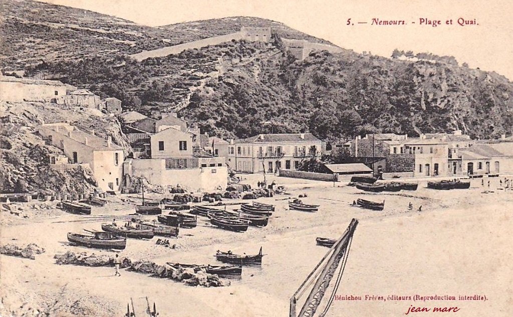 Nemours - Plage et quai.jpg