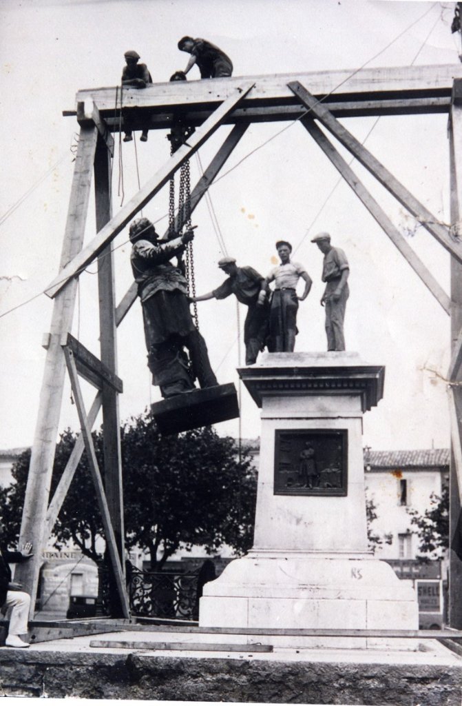 1940 - Déboulonnement statue JB Dumas.jpg