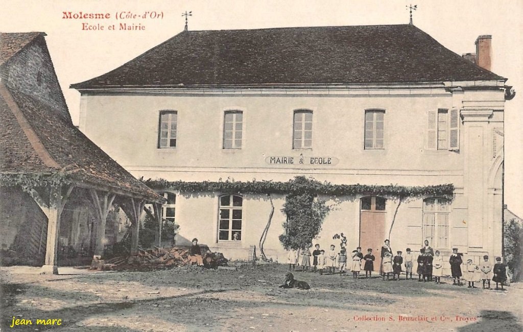 Molesme - Ecole et Mairie.jpg