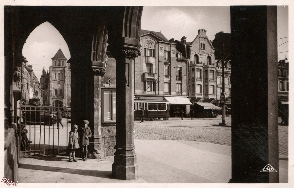 02-Saint-Quentin - Place de l'Hôtel de Ville - Vue vers la Basilique - 136 CAP.jpg