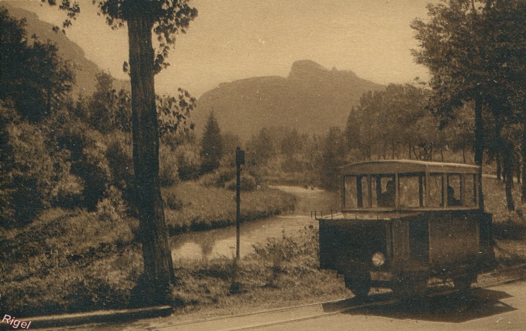 25-La Cluse-et-Mijoux - Forts de Joux et du Larmont - Autorail Figaro-Plage - Photographie Stainacre.jpg