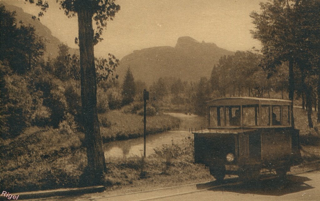 25-La Cluse-et-Mijoux - Forts de Joux et du Larmont - Autorail Figaro-Plage - Photographie Stainacre.jpg