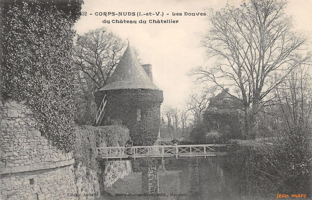 Corps-Nuds - Les Douves du Château du Châtellier.jpg