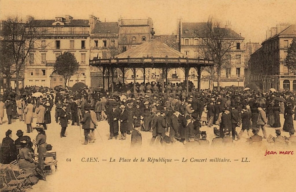 Caen - La Place la République - Le Concert militaire.jpg