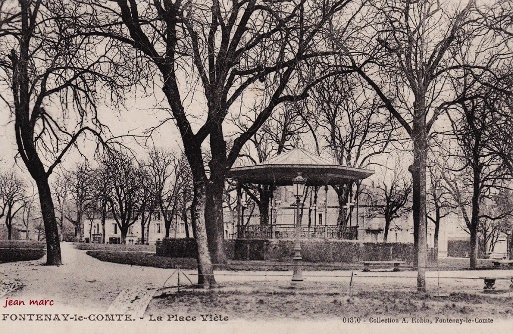 Fontenay-le-Comte - La Place Viète 1370.jpg